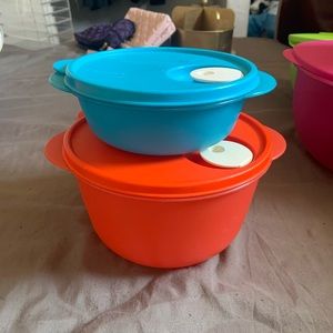 2 tupperware containers